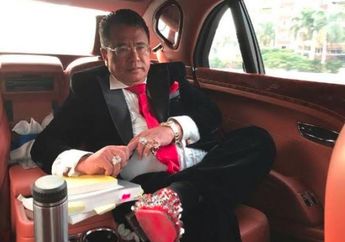 Di Depan Lamborghini Harga Miliaran, Hotman Paris Menangis Terima Kerupuk dan Kacang dari Masyarakat
