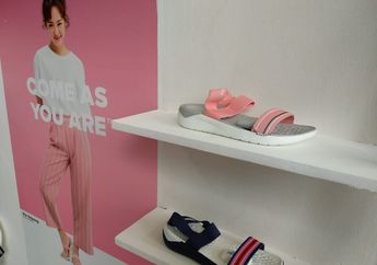 2 Sandal Model Terbaru dari Crocs yang Cocok Buat Hangout Sampai Travelling. Manis!