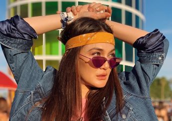 Seksi Kenakan Rok Berbelahan Tinggi, Luna Maya Panen Pujian Saat Nonton Coachella di Amrik!