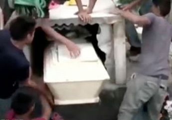 Dengar Suara Raungan Seseorang Dari Dalam Makam, Pria Ini Kembali Gali Kuburan Sendirian dan Temukan Fakta Mengejutkan, Tak Disangka Ini Kisah Dibaliknya