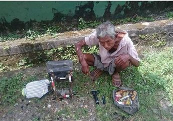 Demi Uang Rp 5 Ribu Sekali Cukur, Kakek Saleh Berkeliling dengan Tubuhnya yang Sudah Renta