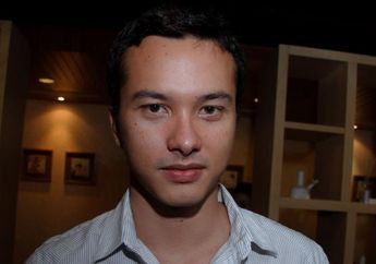 Perdana Unggah Potret Selfie, Nicholas Saputra: Akan Dihapus dalam 24 Jam!