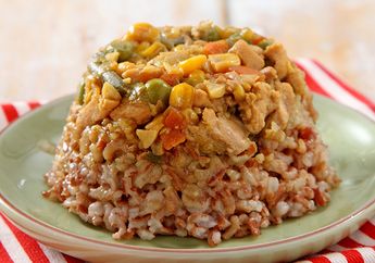 Masak Apa Besok? Coba Resep Nasi Tim Merah Ayam Yang Enak Ini Untuk Sarapan