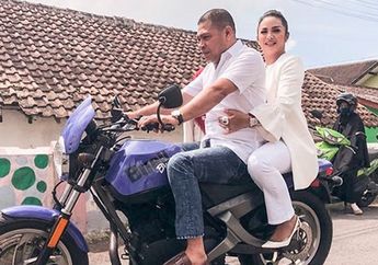 Krisdayanti Dibonceng Suami ke TPS, Kok Tidak Pakai Helm