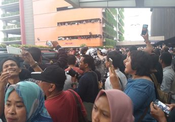 Seorang Pria Bule Bikin Heboh di Posko Pemenangan Jokowi Amin
