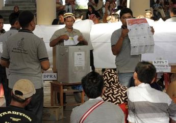 Kocak! Agar Tak Bosan Panitia TPS ini Lakukan Penghitungan Suara dengan Cara yang Bikin Ngakak