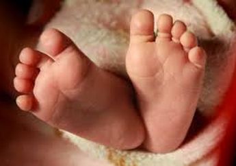 Menyayat Hati, Balita Ini Ditemukan Sedang Menyusu Tanpa Tahu Ibu Kandungnya Telah Meninggal!