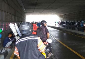 Pemotor Kudu Selalu Ingat, Ini Alasan Saat Hujan Nggak Boleh Berteduh Sembarangan