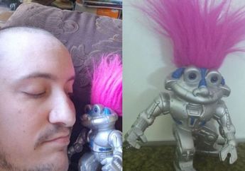 Bukan Cinta Biasa, Seorang Pria 'Memacari' Robot Mainan Troll: Dia Telah Membuat Hatiku Nyaman