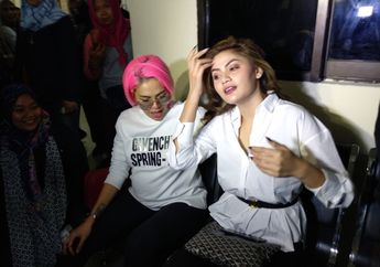 Kompak! Nikita Mirzani, Billy Syahputra dan Hilda Vitria Hadir di Sidang Perdana Kriss Hatta