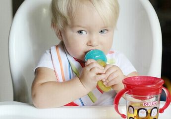 Persiapan Mengajak Bayi Bepergian, Bekal Makanan Paling Penting!
