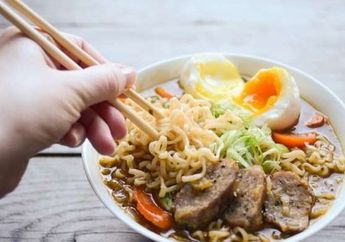 Selama ini Kita Salah Sangka, Makan Mi Instan Sampai 3 Piring saat Hujan Ternyata Bikin Badan Tetap Sehat, Asal..