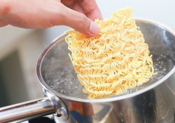 Banyak yang Salah Kaprah, Makan Mie Instan Ternyata Enggak Berbahaya Bagi Tubuh!