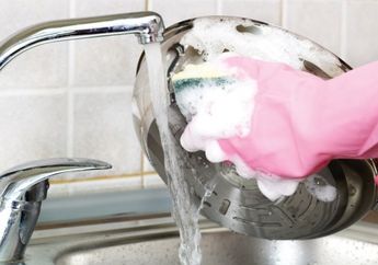 Tidak Pernah Kita Sangka Sebelumnya, Mencuci Piring dengan Air Rebusan Mi Instan Lebih Ampuh Usir Noda Membandel