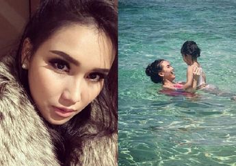 Belum Lama Pulang Umroh, Penampilan Seksi Ayu Ting Ting dengan Bikini Di Pantai dan Restoran Tuai Kecaman