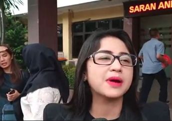 Keluar Ruang Pemeriksaan di Polres Metro Jaksel, Mata Dewi Perssik Sembab