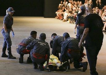 Kakinya Terjerat Sepatu, Model Ini Tewas Mengenaskan di Atas Catwalk!
