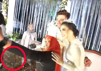 Berkonsep Outdoor dan Sempat Hujan, Pelaminan Irish Bella dan Ammar Zoni sampai Becek Penuh Lumpur dan Sengaja Bagi-bagi Sandal Jepit untuk Tamu Undangan
