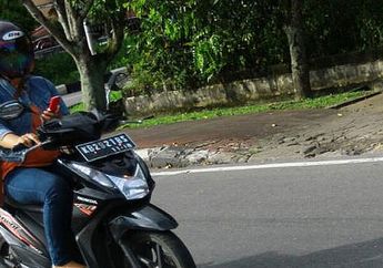 Main Hp Sambil Kendarai Motor, Ingat! Lebih Berbahaya Ketimbang Mabuk Miras