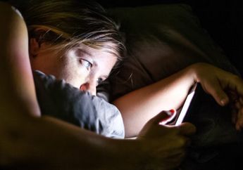 Begadang Sambil Main Ponsel di Malam Hari Bisa Sebabkan Infark Miokard Rendah Akut