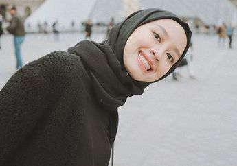 Contekan Kombinasi Hijab Sneakers Ala Gita Savitri, Tetap Safety
