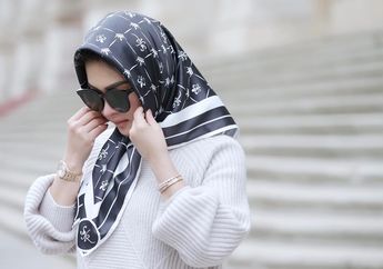 Lakukan Ziarah Bersama Suami dan Keluarga, Syahrini Tetap Totalitas Pakai Sandal Seharga Jutaan Rupiah
