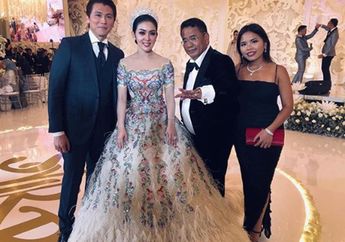 Sempat Bersitegang, Ini Kado Istimewa Hotman Paris untuk Syahrini dan Reino Barack Saat Gala Dinner
