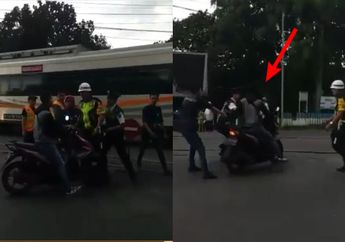 Viral Video Pengendara Motor Nekat Terobos Rel Saat Kereta Melintas, Malah Kesal Saat Diselamatkan Petugas