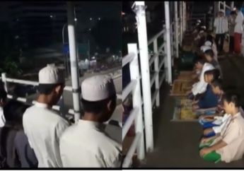 Saking Antusiasnya Sambut Ramadhan, Warga Rela Salat Tarawih di Atas JPO karena Masjid Telah Penuh