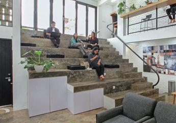 Kerja Sekaligus Tempat Tinggal, Kepoin Desain Kantor Berlantai Dua dengan Luas 220 Meter!