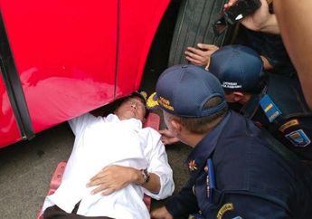 Awalnya Ingin Cek Uji Kelayakan, Menteri Perhubungan Indonesia Justru Nyangkut di Kolong Bus