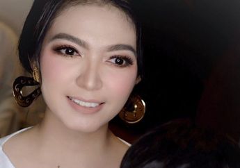 Dijenguk Orang Nomor Satu se-Jawa Tengah, Selvi Ananda Tampil Sederhana Bertelanjang Kaki Sambil Dekap La Lembah Manah