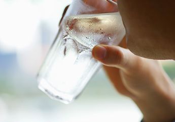 Ngeri Banget! Minum Air Es yang Segar Itu Katanya Bisa Sebabkan Penyakit Jantung, Dokter Bongkar Faktanya yang Mengejutkan