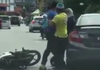 Emak-Emak Dihajar Pemotor Gegara Hape