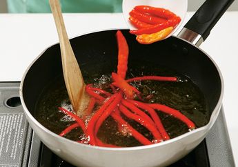 Cara Agar Cabai Tidak Meletus saat Digoreng, Bikin Sambal Lebih Aman