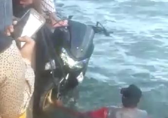 Ngabuburit di Pelabuhan, Warga Angkat Yamaha NMAX Dari Laut