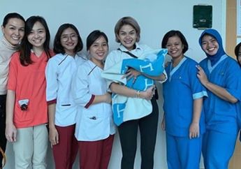 Nikita Mirzani Tutupi Wajah dan Tubuh Anaknya Hanya dengan Selimut, Warganet Dibuat Kenyang dengan Harganya