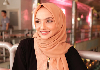 4 Abaya Hitam Santun & Anggun Untuk Hijabers Buka Puasa Bersama!
