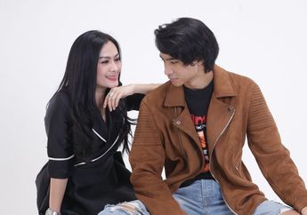 6 Potret Kedekatan Devano Danendra & Mamanya, Iis Dahlia, Kayak Teman!