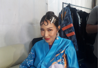 Pasien Corona Bertambah Jadi 227 Kasus, Ayu Dewi Putuskan Cuci Baju Pakai Papan Gilas Saat #DiRumahAja