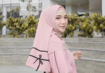Manis! 6 Inspirasi Outfit Nuansa Pink Buat Lebaran Ala Selebgram Hijab, Ayu Indriati!