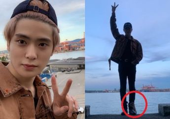 Berpose di Tepi Pantai, Jaehyun NCT 127 Bikin Fans Histeris Karena Penampakan Tangan Misterius di Kakinya!