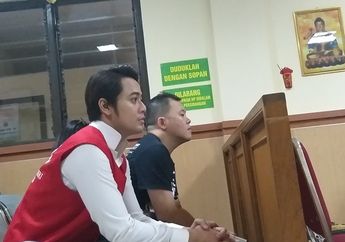 Tak Kehilangan Pesona, Pengunjung Ibu-ibu Berebut Mencuri Perhatian Kriss Hatta Melalui Celah Jendela