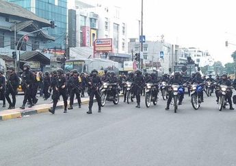 Jalan Sepanjang Depan Kantor DPR Ditutup, Pedagang Kopi Keliling Diperbolehkan Lewat