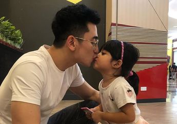Manis Banget, Begini Cara Verrel Bramasta Memanjakan Adik Sambungnya!