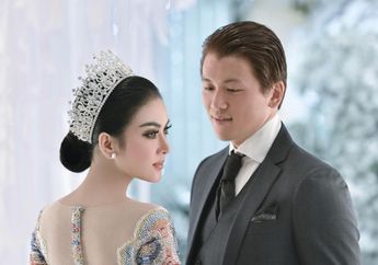 Perdana Rayakan Idul Fitri Bareng, Syahrini Pamer Foto Lebaran Sambil Dipeluk Reino Barack dari Belakang