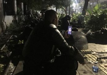 Hapus Kekhawatiran Istri, Seorang Anggota Brimob Lakukan Video Call di Sela Istirahat Santap Sahur