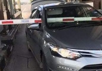 Ditabrak Toyota Vios, Palang Pintu Tol Tembus Kaca dan Masuk Kabin