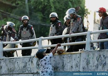 Momen Menggetarkan Hati di Balik Ricuhnya Aksi 22 Mei, Pemilik Warung Rela Bagi-bagi Gorengan Hingga Air Mineral pada Polisi
