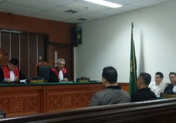 Majelis Hakim Bacakan Vonis, Steve Emmanuel Malah Sibuk Usir Nyamuk!